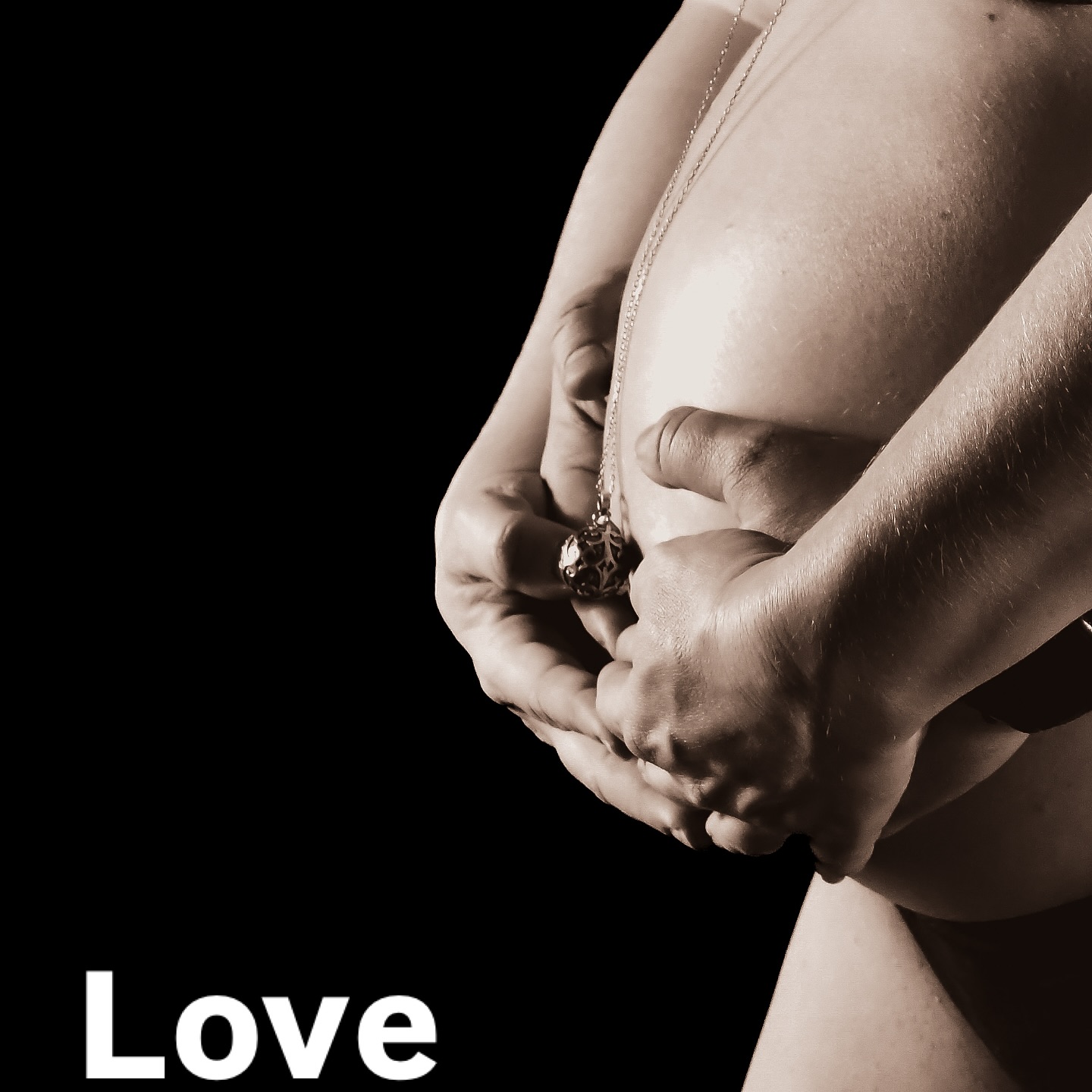 Photographie d'une grossesse, photographie d'un couple enlassé à Roquefort les pins. 